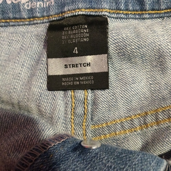 Size 4 denim shorts - Picture 3 of 3